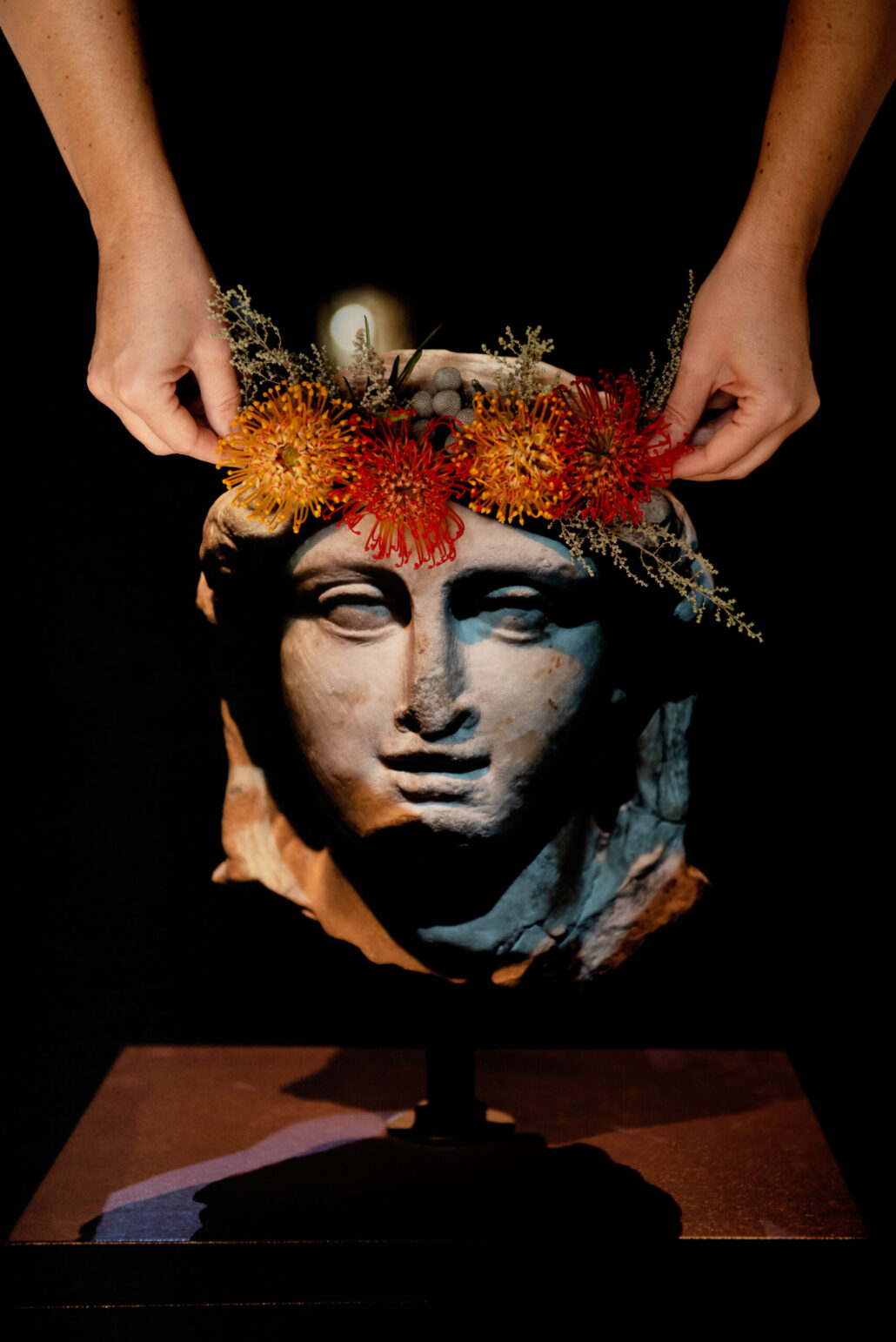 Statue romaine couronnée de fleurs