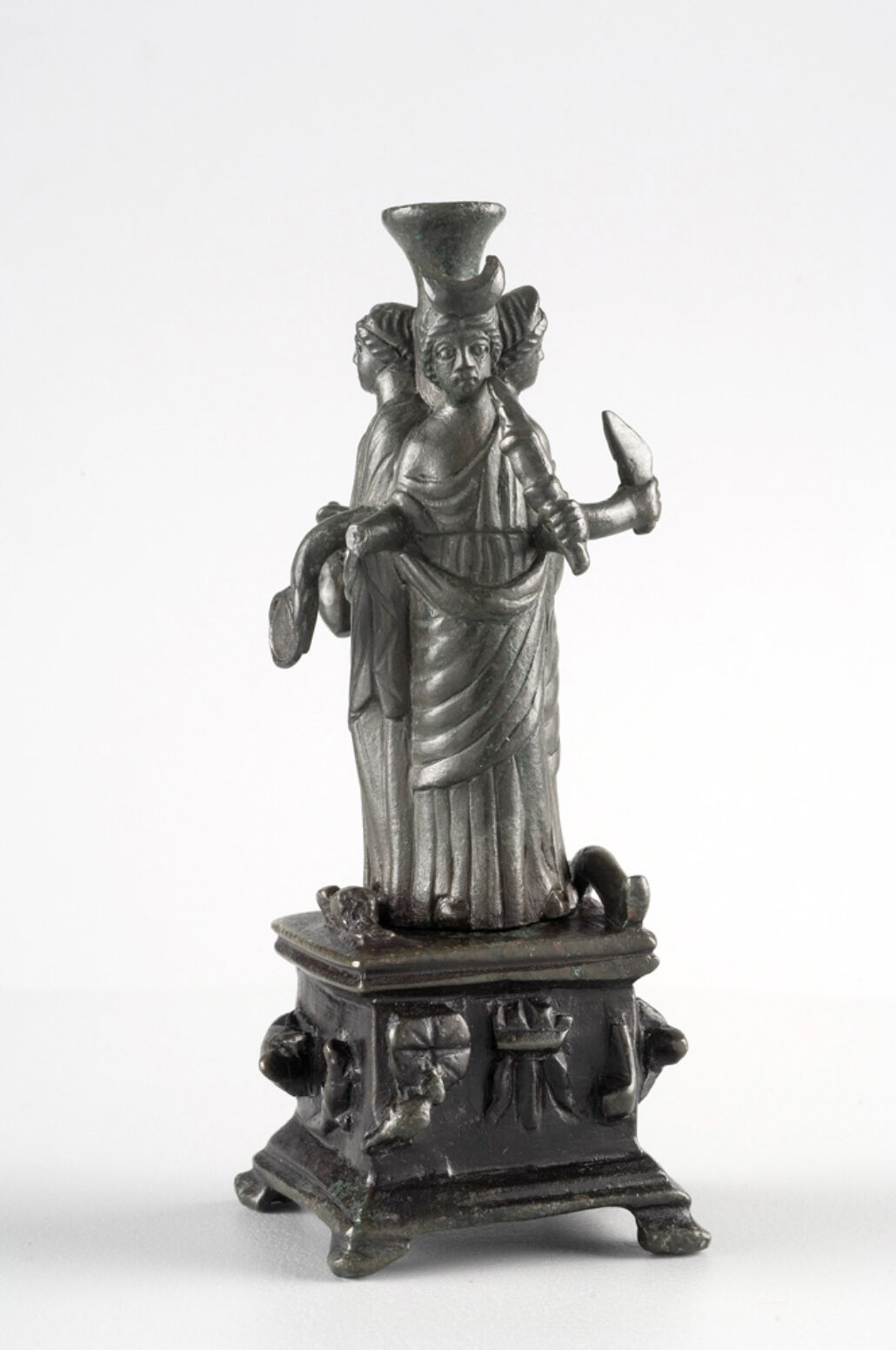 Hécate représentée sous sa forme triple 