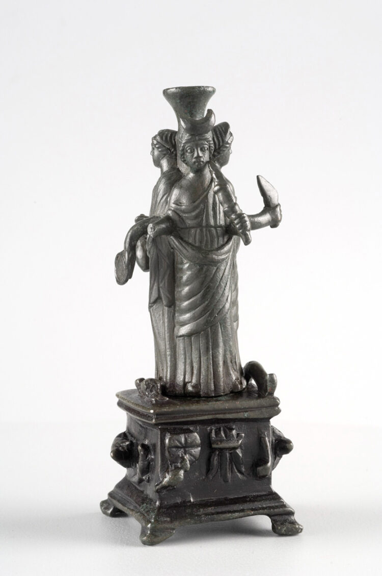 Hécate représentée sous sa forme triple 