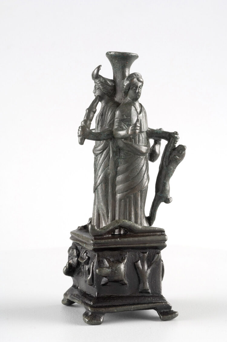 Hécate représentée sous sa forme triple 