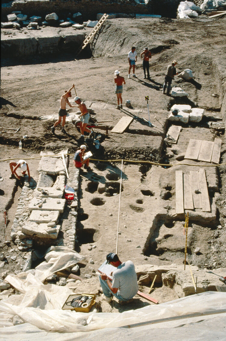 Fouilles de l'amphithéâtre de Nyon, archéologues au travail