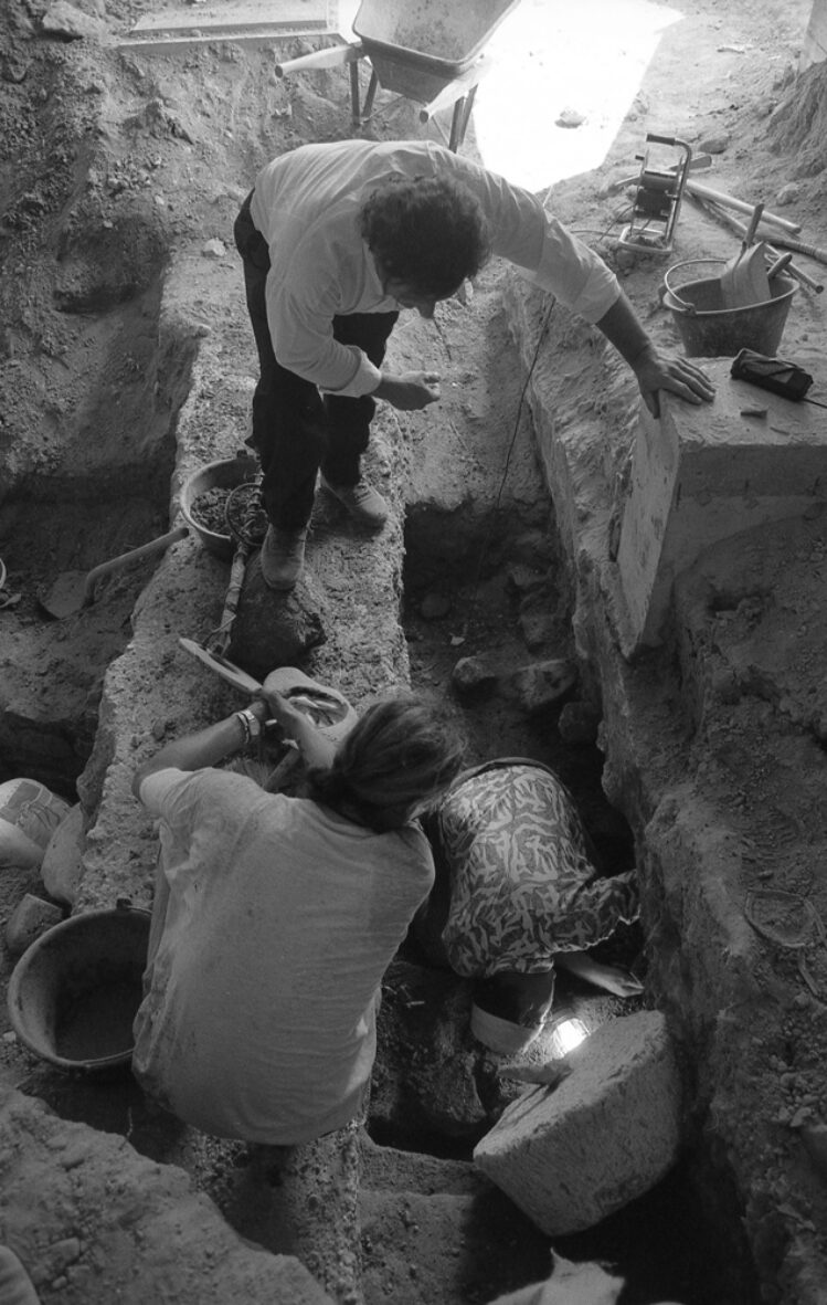 Prise de vue des fouilles du collecteur d'eau de l'amphithéâtre