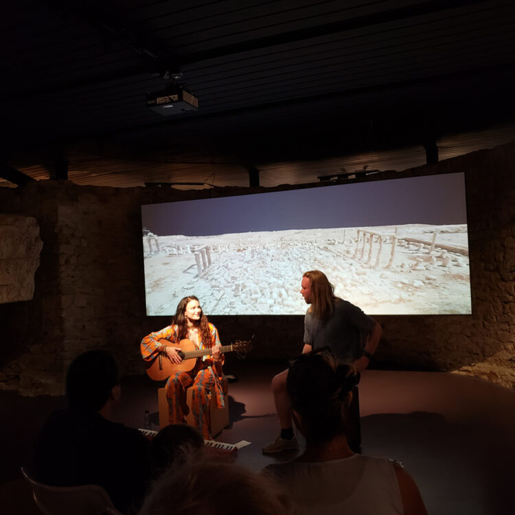 Concert dans le Musée romain de Nyon, une guitariste et un percussionniste