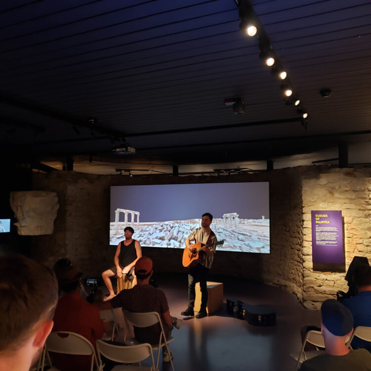 Concert avec une guitariste et un percussionniste, organisé par le Musée romain de Nyon dans le cadre de la Fête de la musique