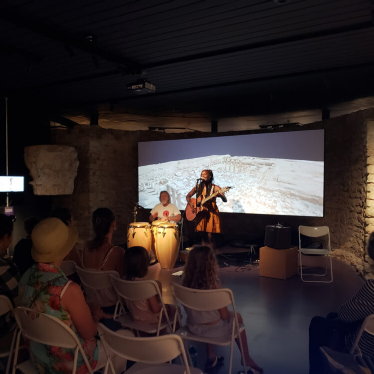 Concert avec une guitariste et un percussionniste, organisé par le Musée romain de Nyon dans le cadre de la Fête de la musique