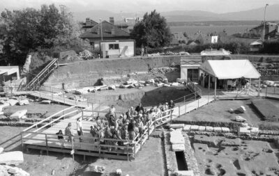Tour of the amphitheater, 1996 © Christophe Henny, Archeodunum Investigations Archéologiques SA