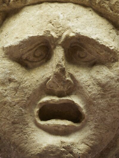 Relief figuré avec un masque de théâtre tragique